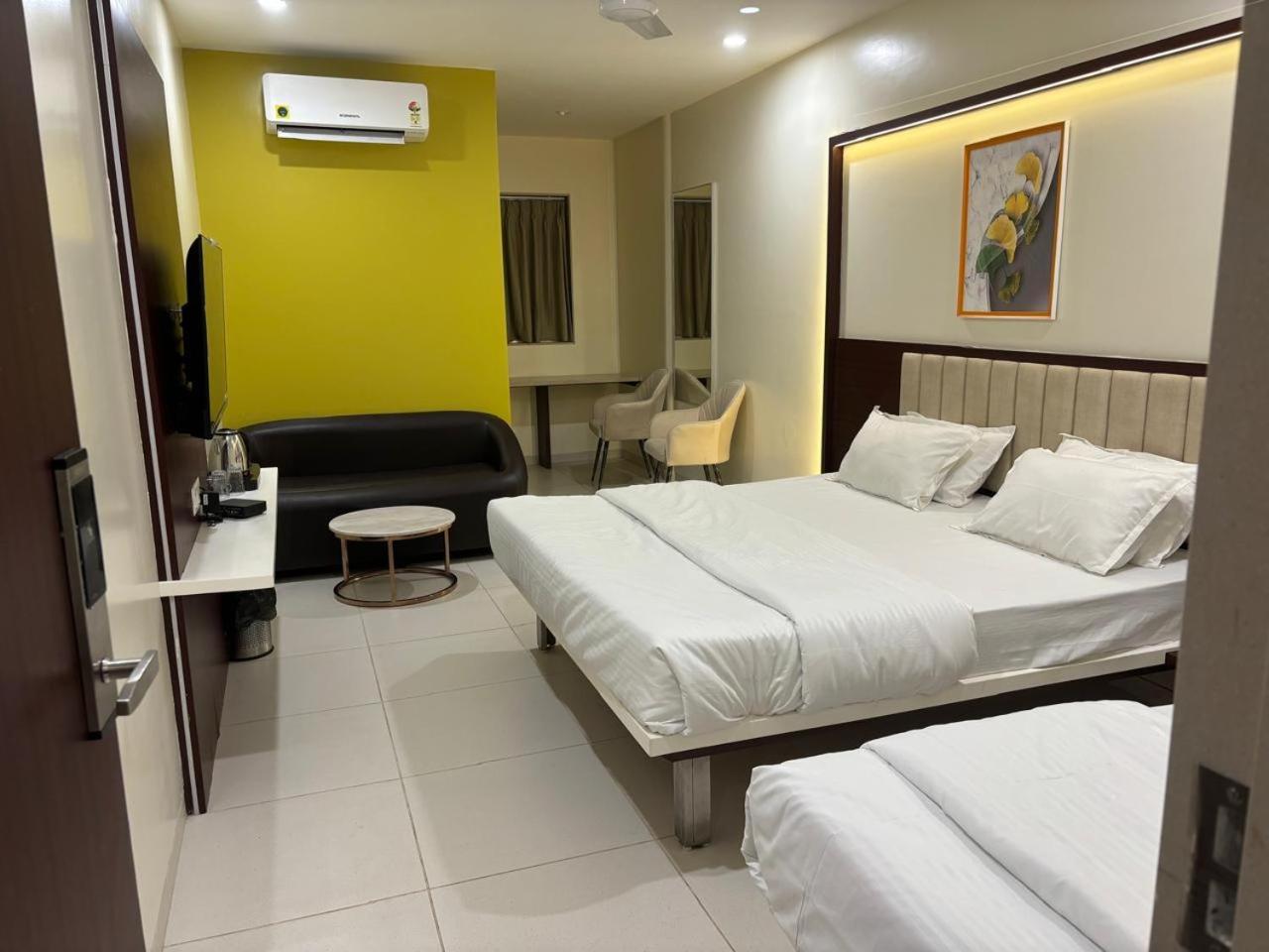 Hotel Haldi Nashik Esterno foto