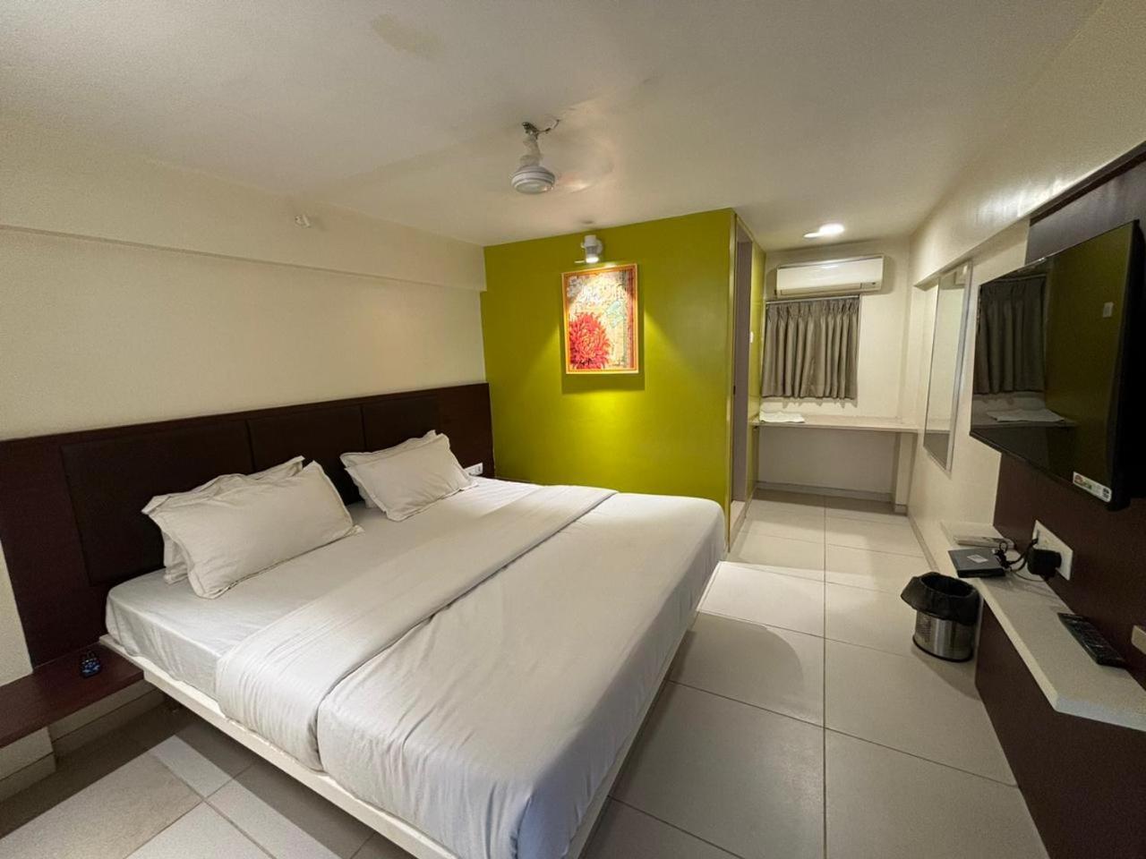 Hotel Haldi Nashik Esterno foto