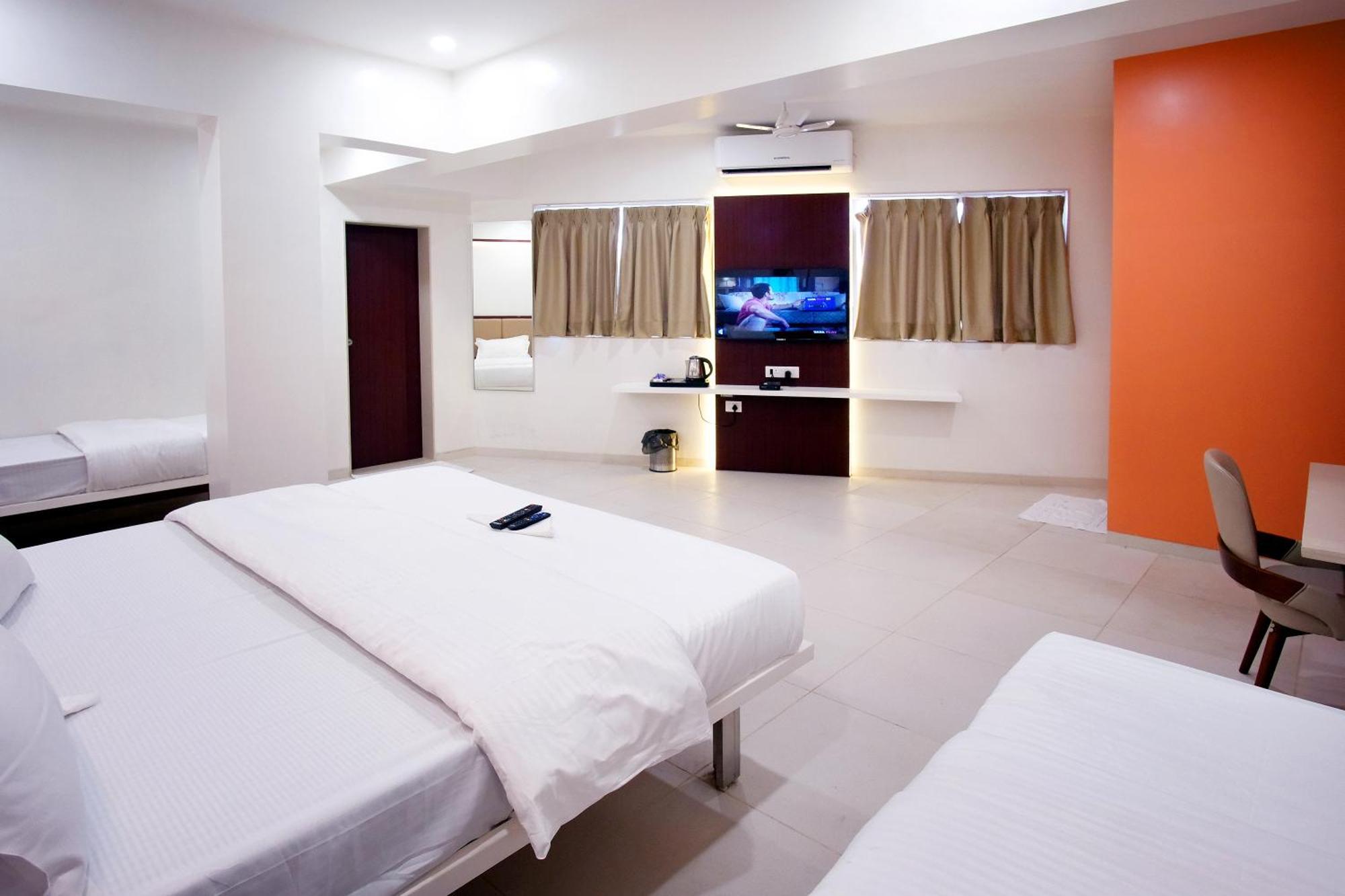 Hotel Haldi Nashik Esterno foto