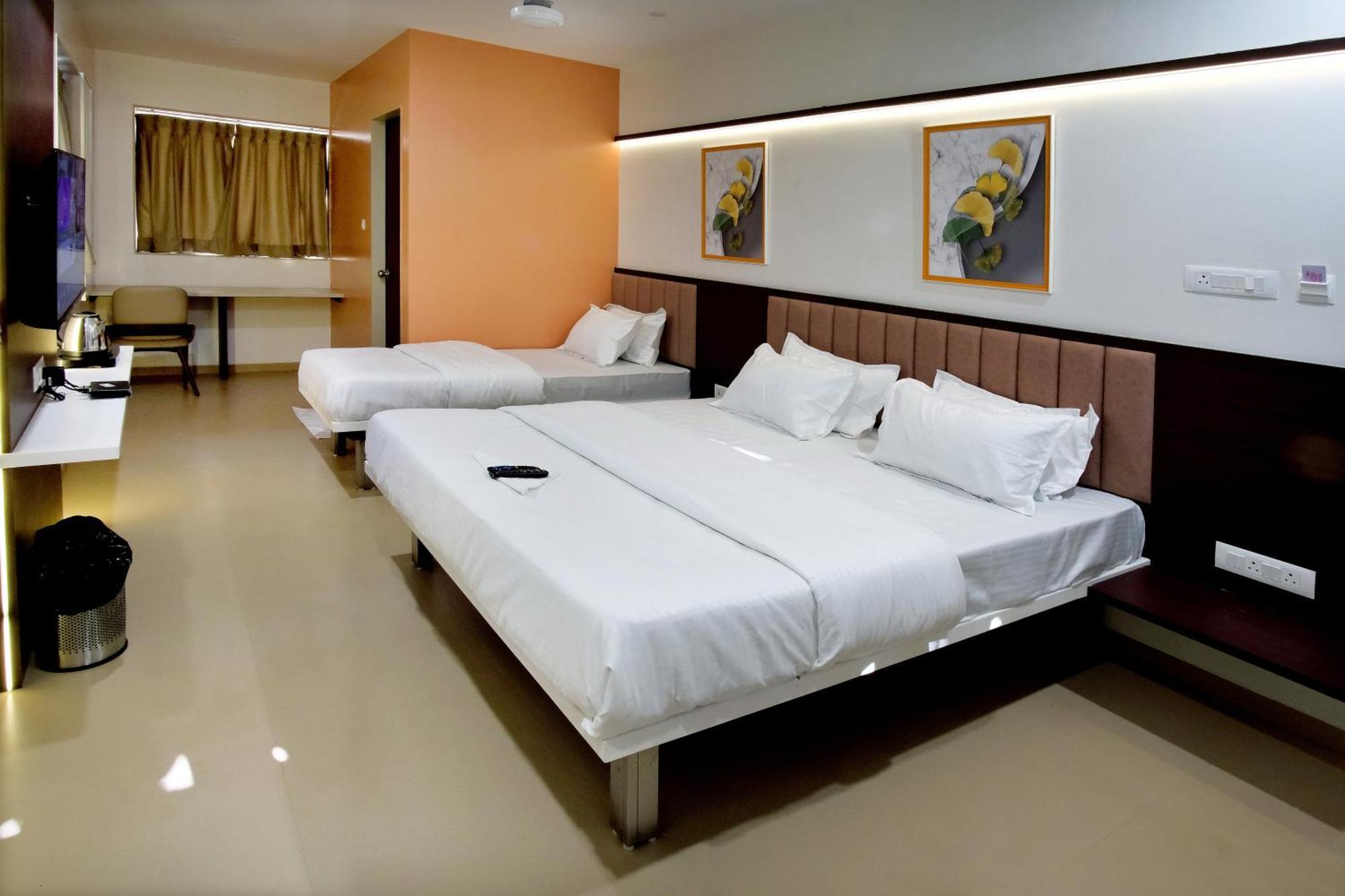 Hotel Haldi Nashik Esterno foto